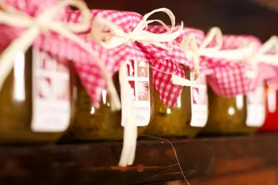 a row of honey jars wrapped in red and white ribbon at Casa Pepa Hotel Rural in Santa Colomba de Somoza