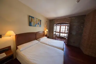 a bedroom with two beds and a window at Hotel Aroi Bierzo Plaza in Ponferrada
