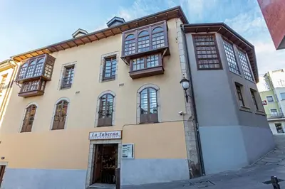 a building with windows on the side of it at Hotel Aroi Bierzo Plaza in Ponferrada