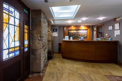 a lobby with a reception desk and a window at Hotel Aroi Bierzo Plaza in Ponferrada