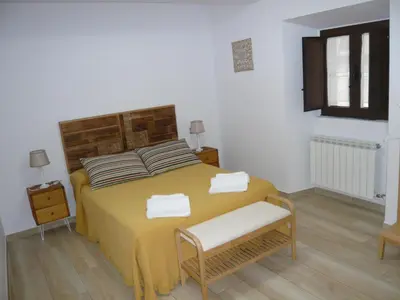 a bedroom with a bed with two towels on it at Albergue El Paso in Vega de Valcarce