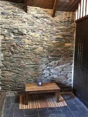 a stone wall with a table in front of a stone bench at El Balcón de Sotillo - Las Médulas - Senderismo por Canales Romanos in Sotillo de Cabrera