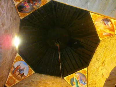 an overhead view of a black umbrella on a wall at El Balcón de Sotillo - Las Médulas - Senderismo por Canales Romanos in Sotillo de Cabrera