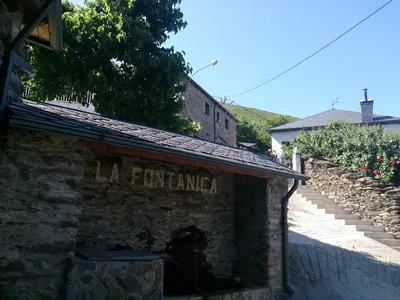 a sign on the side of a brick building at El Balcón de Sotillo - Las Médulas - Senderismo por Canales Romanos in Sotillo de Cabrera