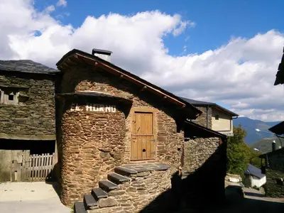 a stone building with a wooden door on it at El Balcón de Sotillo - Las Médulas - Senderismo por Canales Romanos in Sotillo de Cabrera