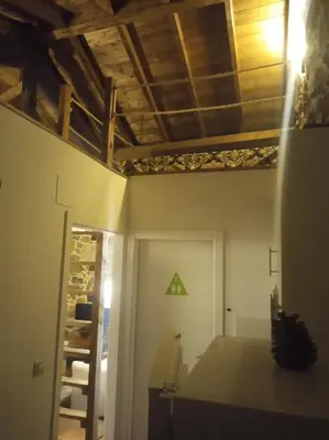 a room with a wooden ceiling and a door at Apartamento Carballo Do Xurès in Maus de Salas