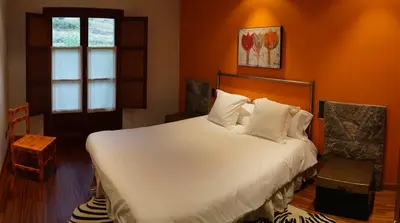a bedroom with a large white bed and a window at Apartamentos Lagos de Saliencia in Saliencia
