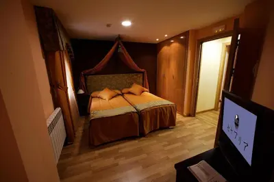 a bedroom with a bed and a tv in it at Posada Real La Yensula in El Puente