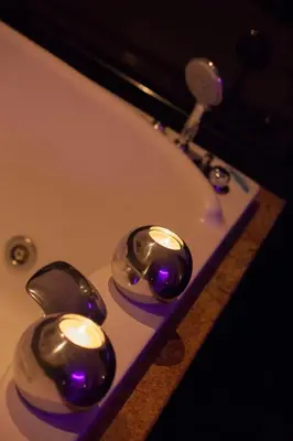 two candles are sitting on a bath tub at Motel Paraiso in Outeiro de Rei