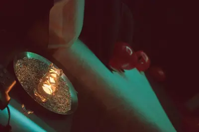 a persons leg with a skateboard in the dark at Motel Paraiso in Outeiro de Rei