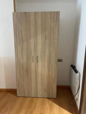 a wooden cabinet in the corner of a room at Pension Orois in Melide