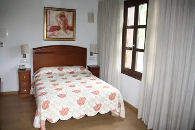 a bedroom with a bed and a window at Hotel Mirador de Barcia in Ribeira de Piquin