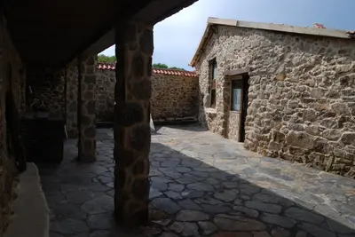 an alley in a stone building with a stone wall at Complejo rural Aira Sacra-Ribeira Sacra in Vilamelle