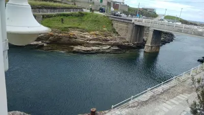 a bridge over a body of water with a highway at Casa fonte da pena in Rinlo