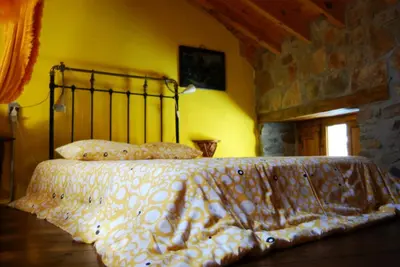 a bedroom with a bed in a room at MIL MADREÑAS ROJAS in Salientes