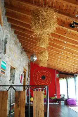 a living room with a ceiling with a hay at MIL MADREÑAS ROJAS in Salientes