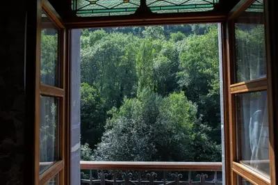 a window in a room with a view of trees at Apartamentos Rurales Las Mestas in Puenteciella