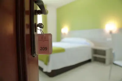 a door with a tag attached to a room with a bed at Hotel Playa de las Catedrales in Reinante