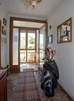 a room with a motorcycle in the corner of a room at Villa con piscina en Pantòn Ribeira Sacra Galicia Ideal para familias in Pantón
