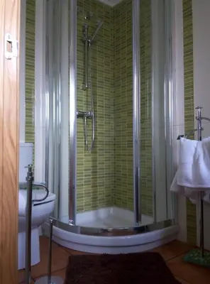 a bathroom with a shower and a tub and a toilet at Vivienda de Uso Turístico Carballo Blanco 1 in Barral