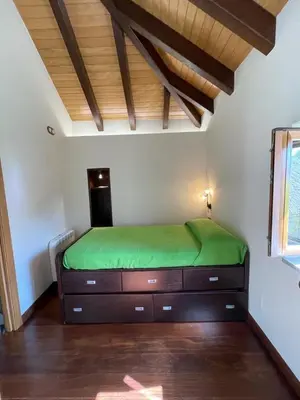 a bedroom with a green bed in a room at Casa Casoa in Piornedo