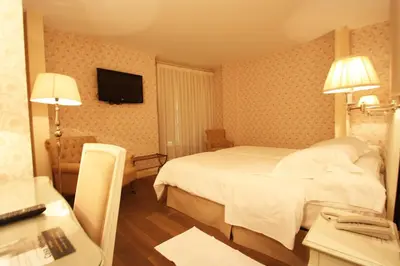 a bedroom with a bed and a desk with a telephone at Las Doñas del Portazgo in Villafranca del Bierzo