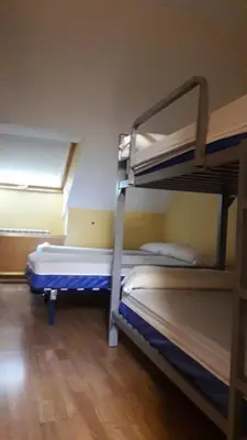 two bunk beds in a room with a window at La Gallega in Cacabelos