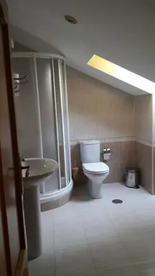 a bathroom with a toilet and a sink at La Gallega in Cacabelos