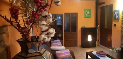 a living room with a vase with christmas decorations at Casa de Corbelle in Muimenta