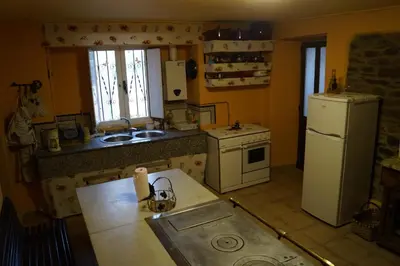 a kitchen with a sink and a refrigerator at Casa de Corbelle in Muimenta