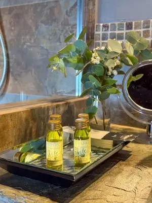 two bottles of olive oil sitting on a tray at Complejo Rural Lar de Vies in A Pontenova