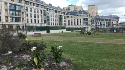 a park in a city with buildings and flowers at Apartment Javier in Foz