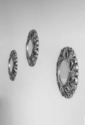 a pair of sterling silver earrings with a swirl pattern at Ático Lobariñas in Allariz