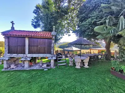 a house with a table and chairs in a yard at Casa de Cacheiro - Silleda in Silleda