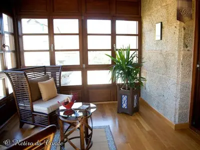 a living room with a chair and a table at O Retiro do Conde in Villaza