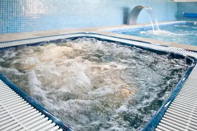 a large tub filled with water in a swimming pool at Hotel Casa Cachón in Tol