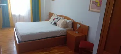 a small bedroom with a bed with white sheets and pillows at Apartamento en Sada in Santa María