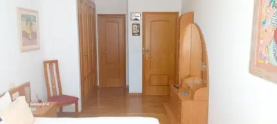 a room with two wooden doors and a bedroom at Apartamento en Sada in Santa María