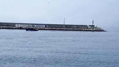 a boat in the water next to a pier at Apartamento en Sada in Santa María