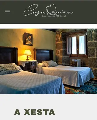 two beds in a hotel room with avisorvertisement at Casaquina in La Mezquita