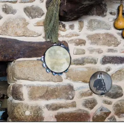 a mirror on the side of a stone wall at Casaquina in La Mezquita