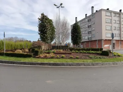 a garden in front of a building at Albergue Camiño Real in Sigüeiro