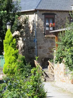 a stone house with a window and a balcony at Neverending Bierzo in Pobladura de las Regueras