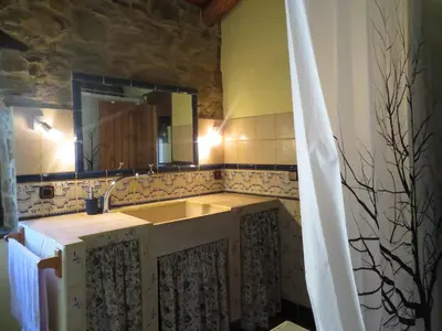 a bathroom with a sink and a mirror at Neverending Bierzo in Pobladura de las Regueras