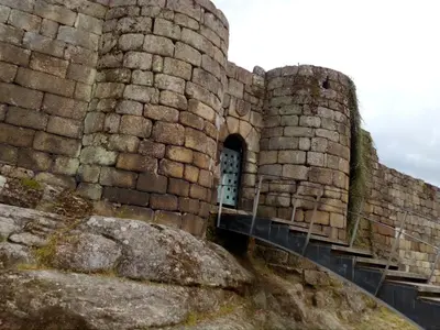 an old castle with a door on a rock at Piso Mónica in Ribadavia