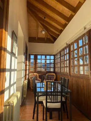 a dining room with a table and chairs at El Balcón De Muniellos in Oballo
