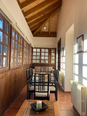 a dining room with a table and chairs at El Balcón De Muniellos in Oballo