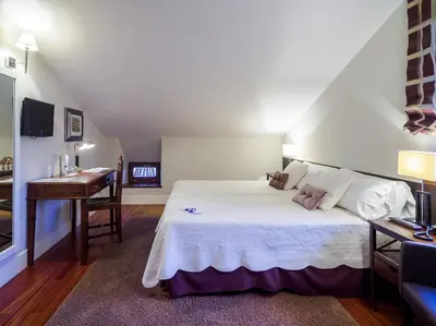 a bedroom with a white bed and a desk at Casa de Castro in Cartavio