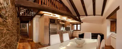 a kitchen and dining room with a table and chairs at Apartamentos Casa Ramoncín in A Pontenova