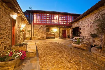 a stone house with a courtyard with a patio at Via Avis in Santa Catalina de Somoza